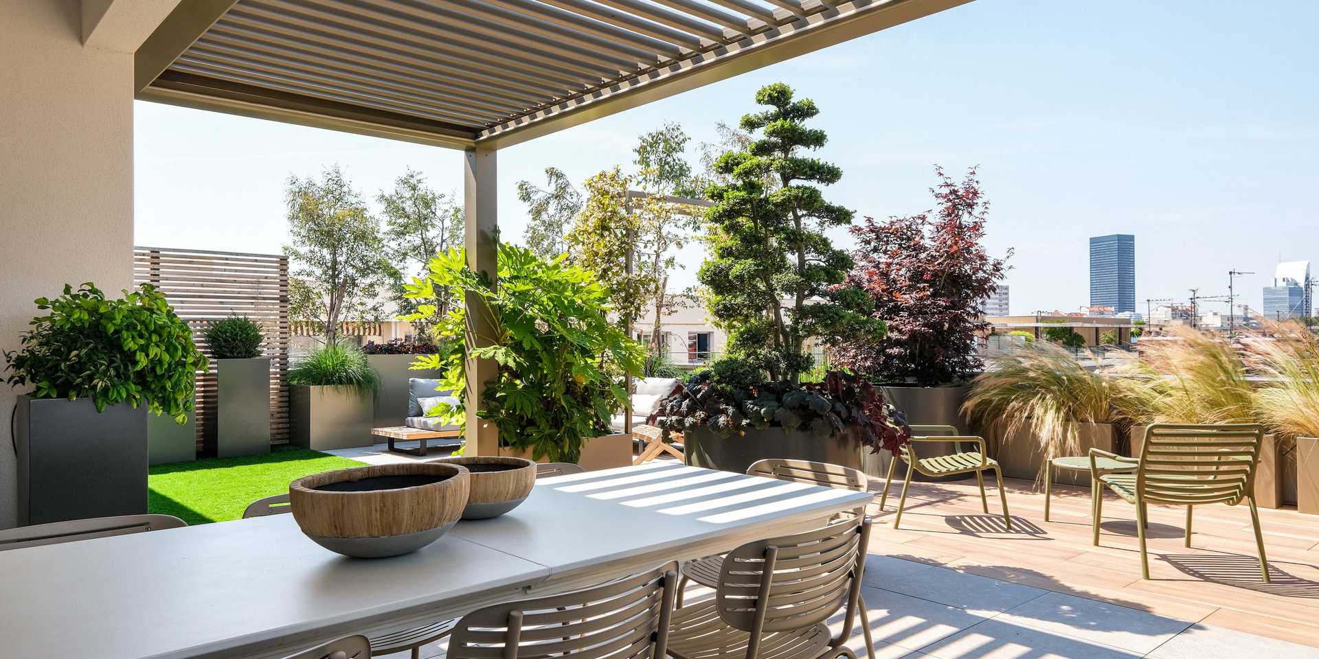 Un paysagiste aménage la terrasse d'un appartement contemporain à Toulouse